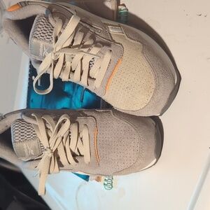 Women's Reebok size 7w like new